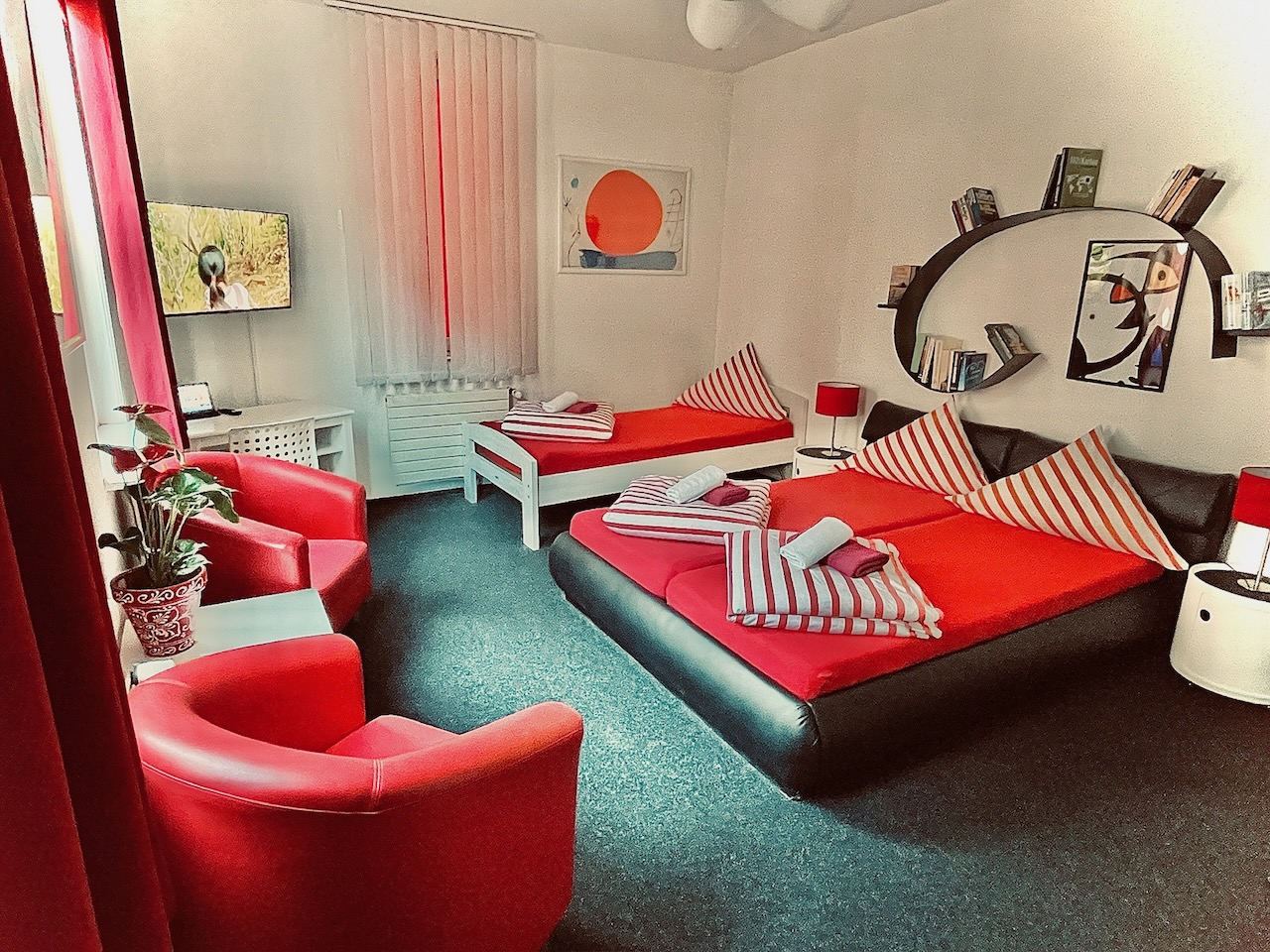 Dreibettzimmer mit Doppelbett, Einzelbett und Sesseln