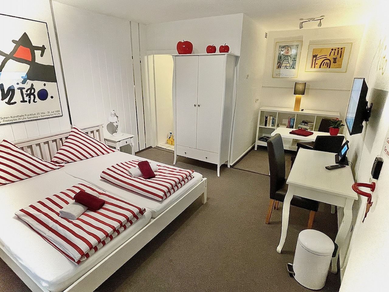 Helles Doppelzimmer mit eigener Dusche und WC, Schreibtisch und Kleiderschrank