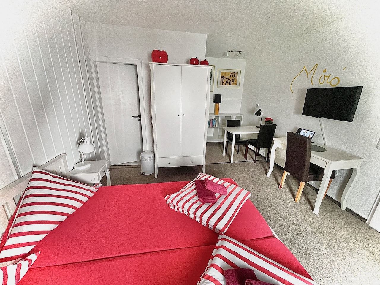Doppelzimmer mit Doppelbett, Kleiderschrank und Arbeitsplatz