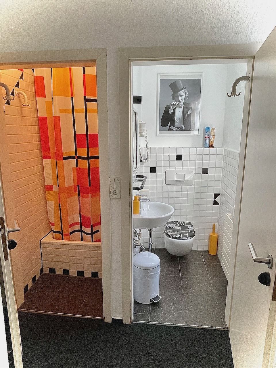 Eigenes Bad mit Dusche, Waschbecken und WC