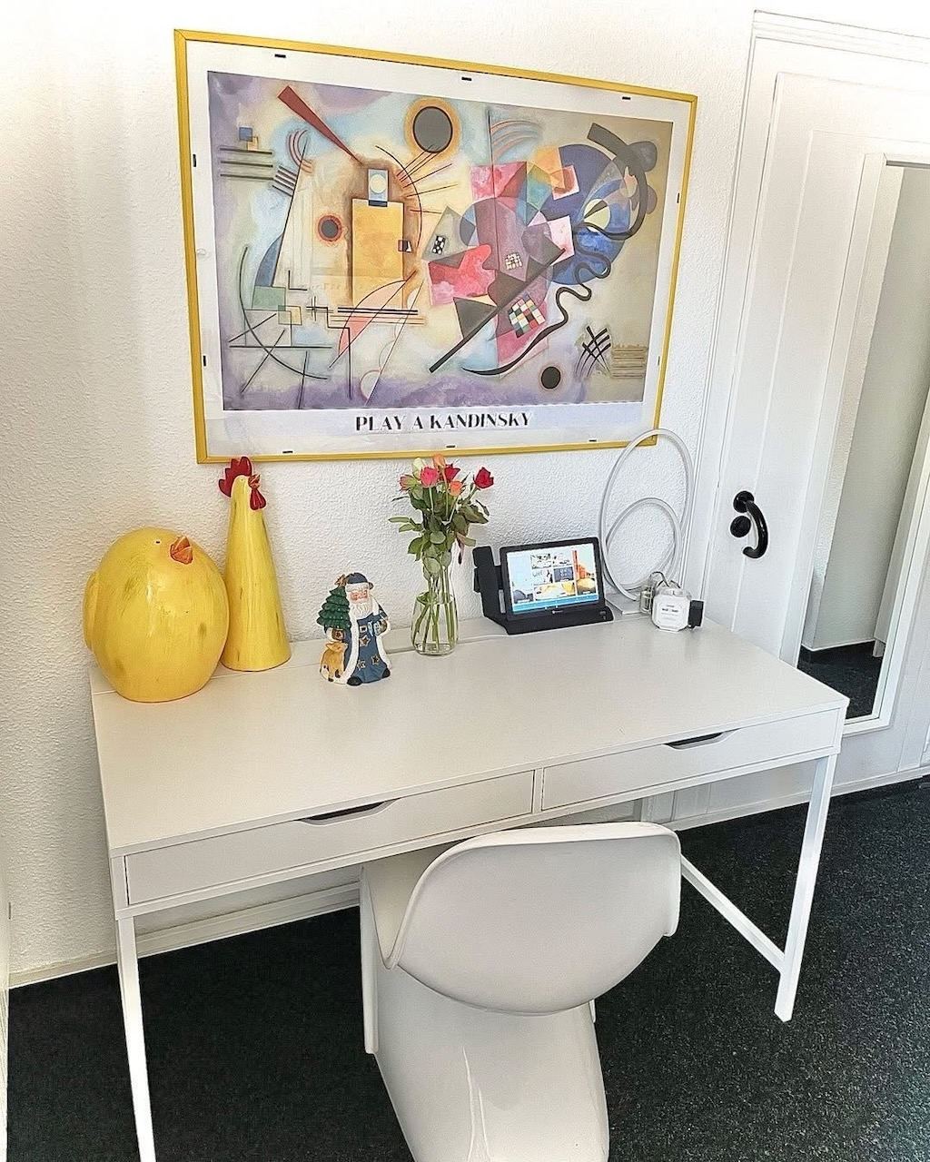 Weißer Schreibtisch mit Kandinsky-Druck und Blumen