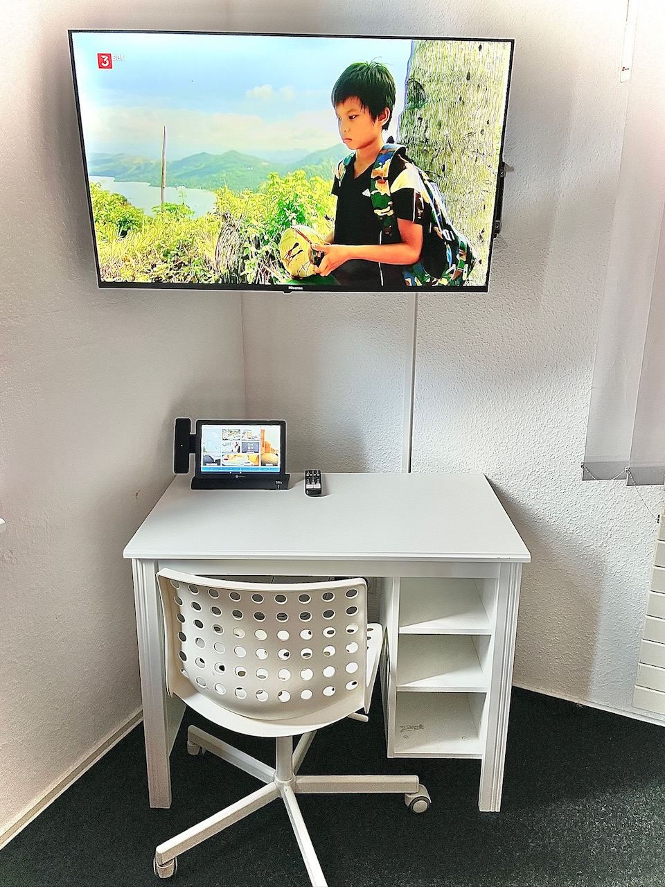 Schreibtisch mit Bürostuhl und Flachbild-TV im Einzelzimmer