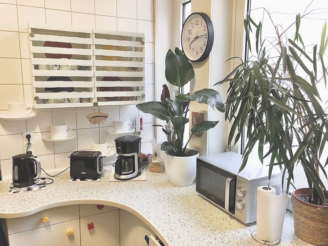 Gemeinschaftsküche mit Wasserkocher, Toaster und Kaffeemaschine