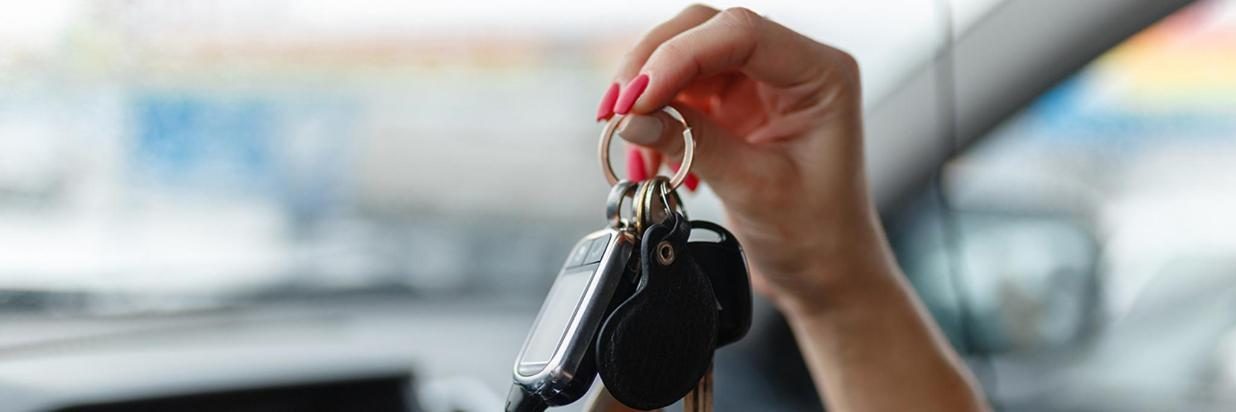Autoschlüssel in der Hand
